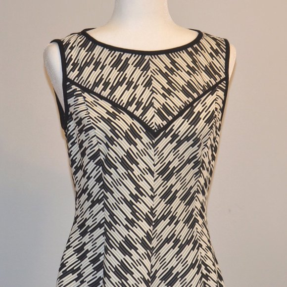 3/$25 Donna Morgan Sleeveless Dress - Picture 5 of 9
